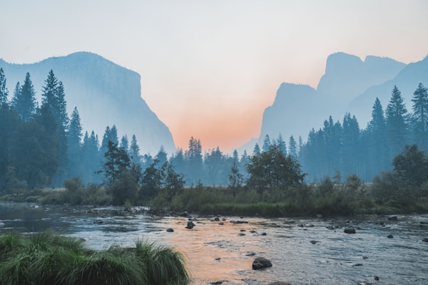 壮丽山脉旅行风景