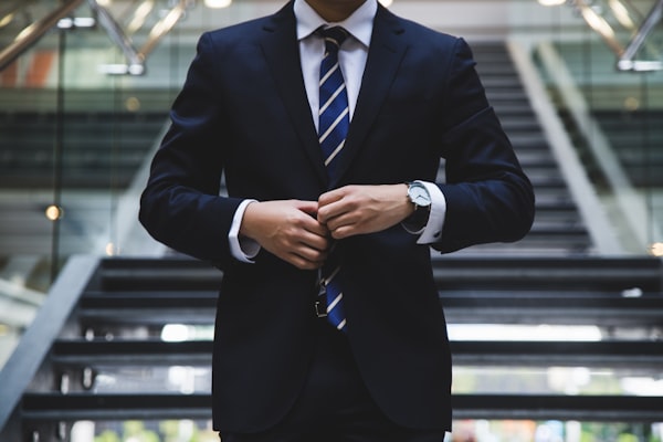 学生志愿者在社区服务